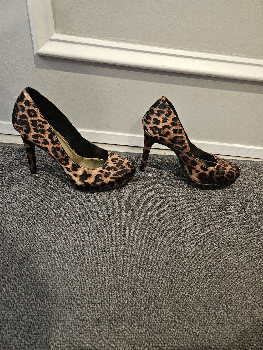 Leopard print platform pumps size 5 by Fioni. Very soft like silk.